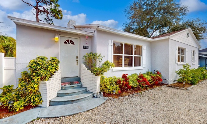 Bayshore Beautiful House | Spacious dog-friendly home with firepit, grill, enclosed backyard, Ping-Pong, AC