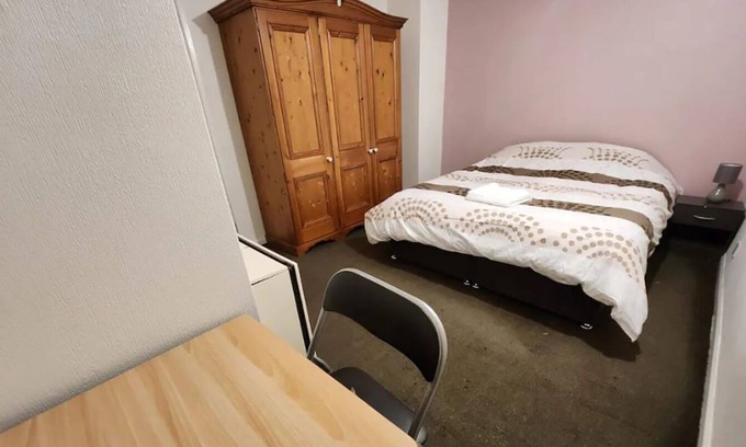 Middleton House | Spacious Double Bed Manchester