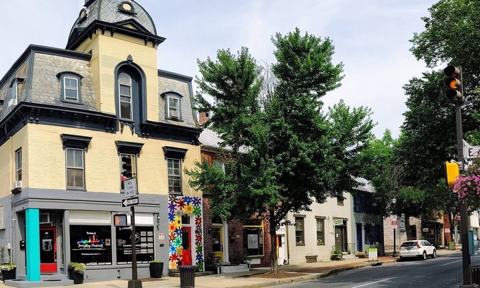 Downtown Apartment | Spacious Downtown Frederick, 3 BR, Full Kitchen Off Street Parking