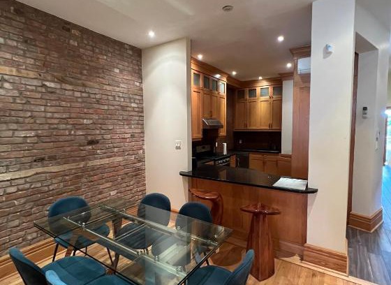 Shaughnessy Village Apartment | Spacious Downtown Montreal Apartment, 4BR-2BA,Free Wifi