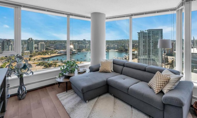 Crosstown Apartment | Spacious DT 2-BDR High-rise with view, pool, gym