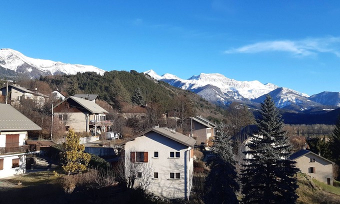 Seyne Apartment | Spacious duplex apartment with mountain views, close to shops