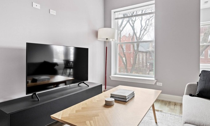 Edgewater Apartment | Spacious Edgewater 3BR nr Loyola & Red Line, by Blueground