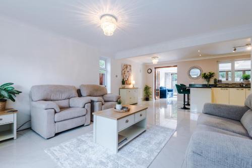 Ellenbrook House | Spacious & Elegant 5 Bed Detached in Worsley, Manchester- The Green