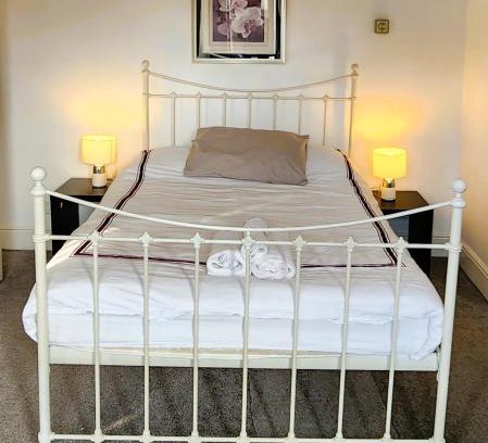 Hillsborough House | Spacious Ensuite Room with Charming Bay Window