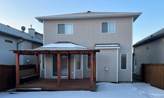 Northwest Edmonton House | Spacious Executive Home 4BR 3BA Fully Equipped