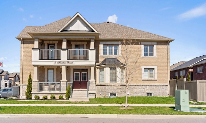 Brampton House | Spacious & Family-Friendly ~ 3BR, 3.5WR ~ Brampton