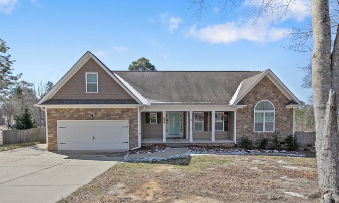 Olivia House | Spacious Family Gem in Sanford with playground and WiFi. Enjoy your stay!