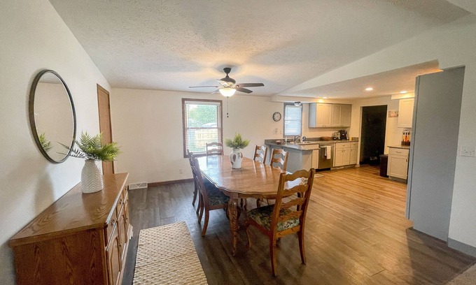 Huron House | Spacious Family Getaway Cottage