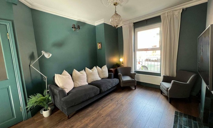 Dublin House | Spacious Family Haven On Edge of City Centre
