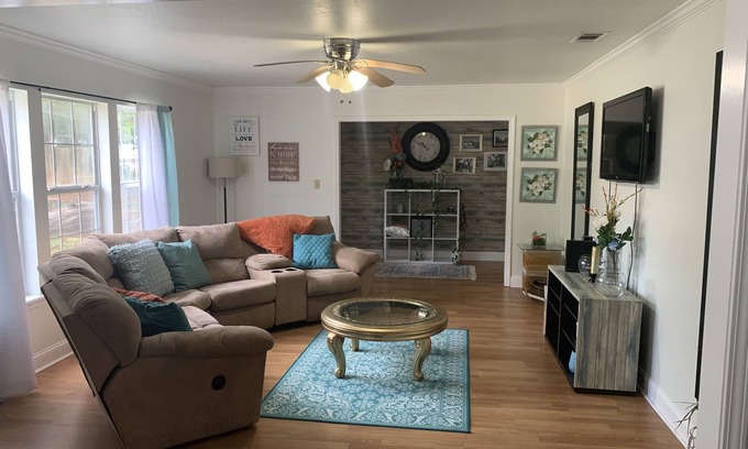 Laurel House | Spacious family home close to food, fun, and historic venues!