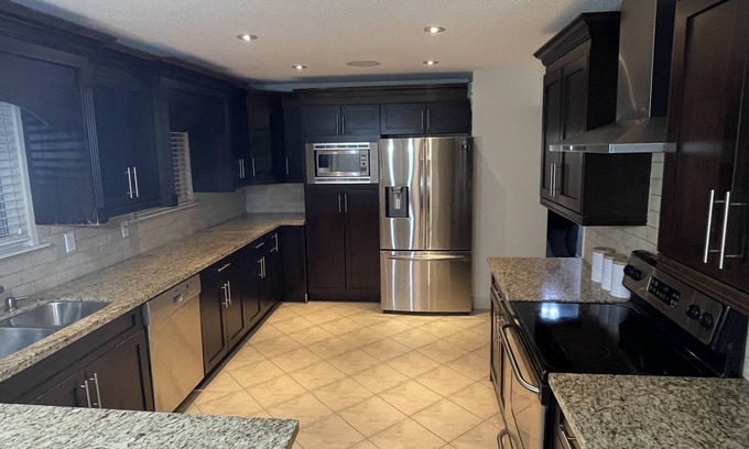 Newton House | Spacious family home, full privacy & separate entrance!