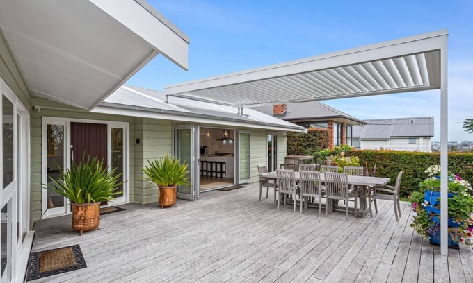 Auckland House | Spacious family home in Meadowbank