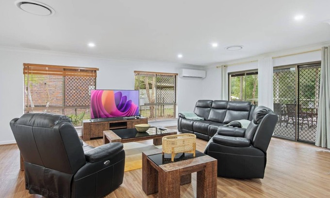 Forestdale House | Spacious Family Oasis on Leafy Acreage Forestdale
