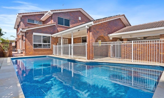 Benowa House | Spacious Family Oasis 5BR Waterfront Pool