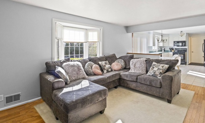 Greece House | Spacious Family Oasis! 4bed 2.5ba