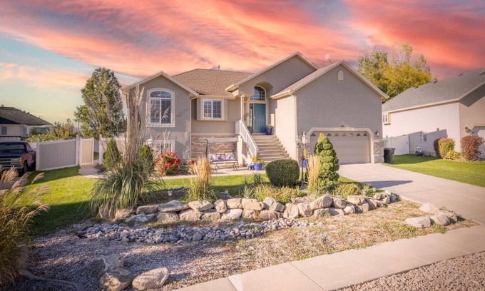 Farmington House | Spacious Family Retreat in Farmington – 6BR with Private Yard, Close to Parks