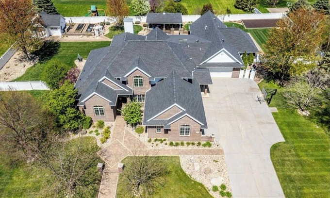 Waterloo House | Spacious Family Retreat in Waterloo with Pool & Theater