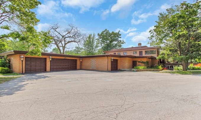 Edgebrook House | Spacious family size home with indoor pool