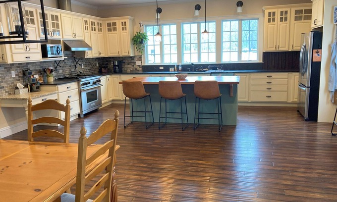Richland Other | Spacious Farmhouse, quiet country setting, huge kitchen. Great for gatherings!