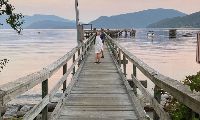 Gibsons House | Spacious forest home in Gibsons, minutes to beach