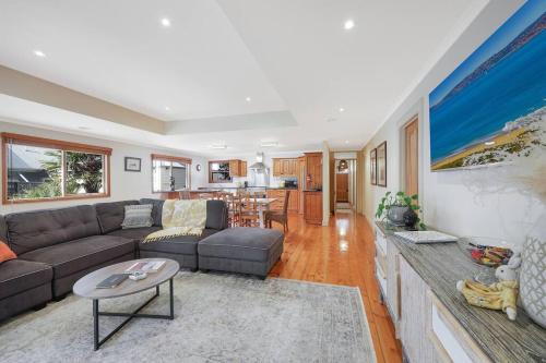 Warrnambool House | Spacious four bedroom central house sleeps 8