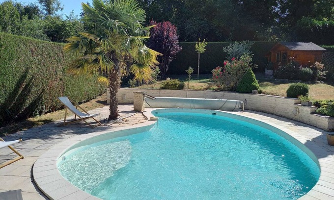 Oinville-sur-Montcient Bed & Breakfast | Spacious Bedroom With Heated Swimming Pool