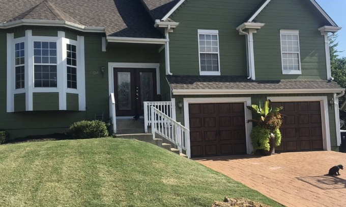 South Kansas City House | Spacious fully furnished 4-bedroom, 3 bathroom, WIFI, workout room and pool