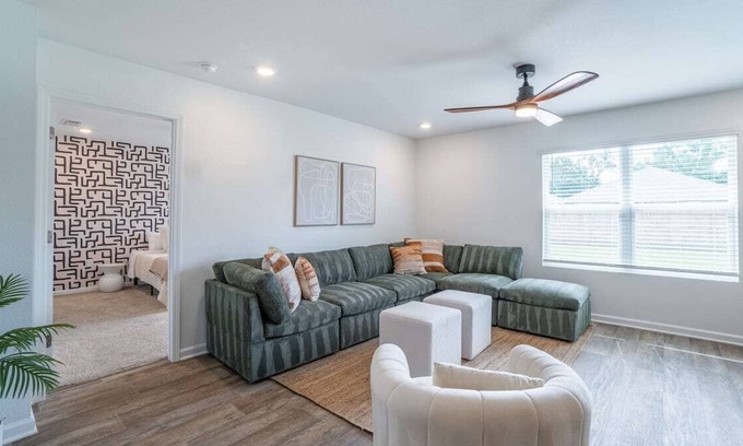 Foley House | Spacious Fun Cozy Cottage in Foley - 10 Mins to OWA!