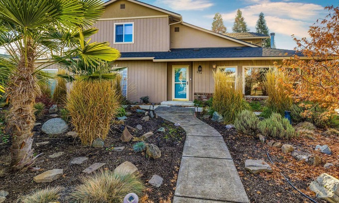 Central Point House | Spacious Gated Home with Private Covered Hot Tub, Indoor Sauna & Firepit