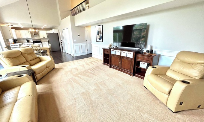 South Jordan House | Spacious Gathering Place 2x Living Rooms & Dining Rooms + Fenced Private Yard