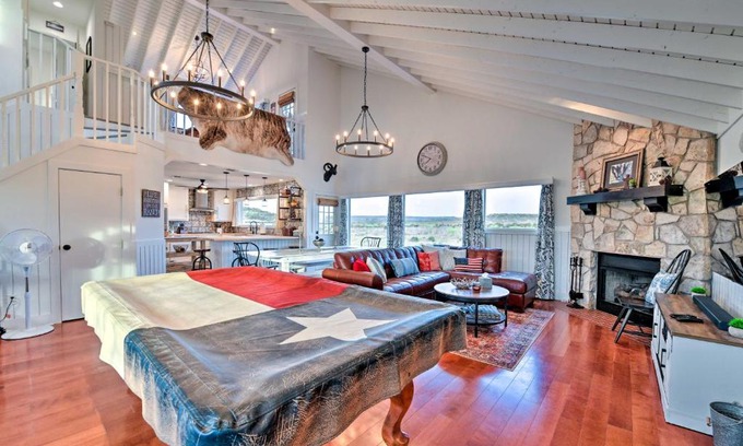 Palo Pinto County House | Spacious Getaway about 12 Acres, Views, and Hot Tub!