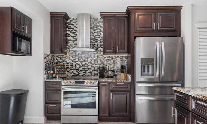 White Oak House | SPACIOUS Getaway [4BR QBED] Free Parking! [12mi- DC]