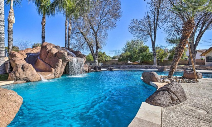 Glendale House | Spacious Glendale Home with Outdoor Kitchen!