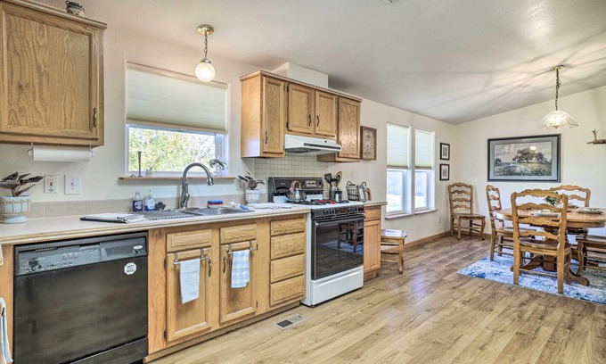 Glendo House | Spacious Glendo House - 1 Mi to State Park!
