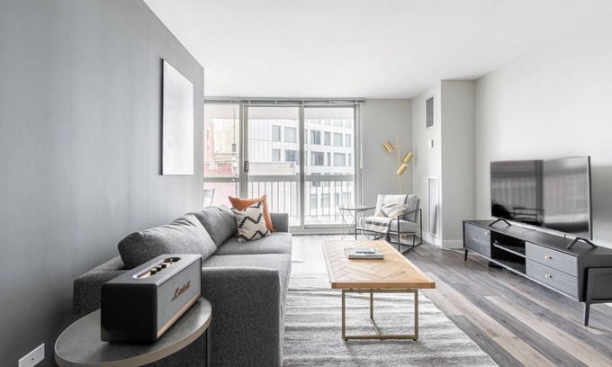 Rush and Division Apartment | Spacious Gold Coast 1BR, w/W/D, Gym nr Magnificent Mile by Blueground