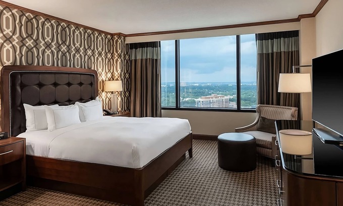 Alexandria West Hotel | Spacious Good-Value Accommodation! 4 Convenient Units, 2 Pools, Parking Onsite!