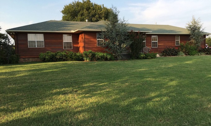 Stillwater House | Spacious Guest House In Country Setting Close To Stillwater And OK State Univ.