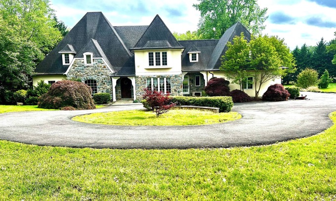 Great Falls House | Spacious Guest Suite on Lower Level in Prestigious Great Falls,VA, 2-Acre Nature