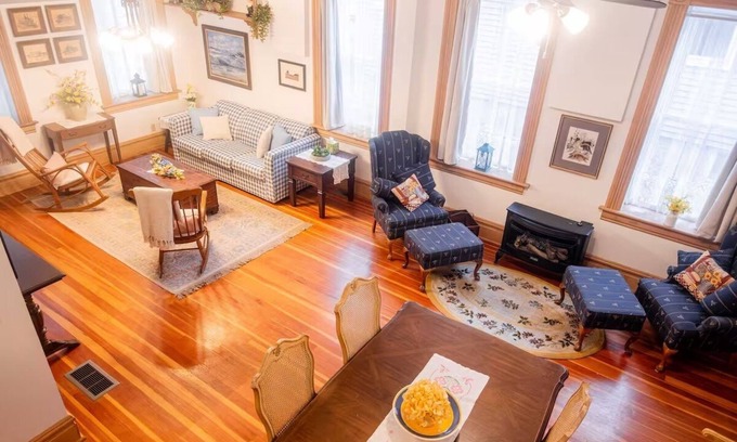 St. Charles Historic District House | Spacious Historic Townhouse - Character for All