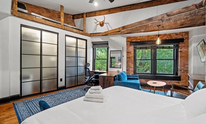 Shaw Apartment | Spacious Historic Retreat - Logan Circle Rowhouse