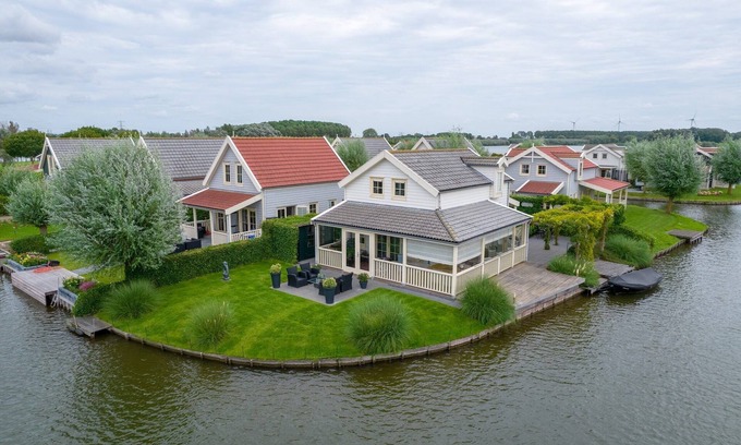 Municipality of Nissewaard House | Spacious holiday home with jetty