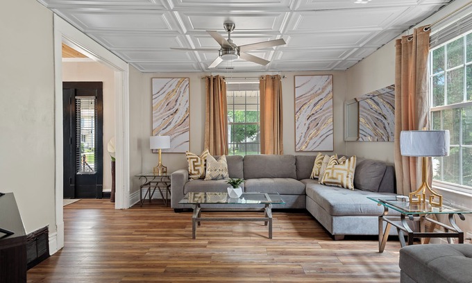 Springfield House | Spacious Home 6 Bedroom with AC and WiFi in enchanting Springfield, Illinois