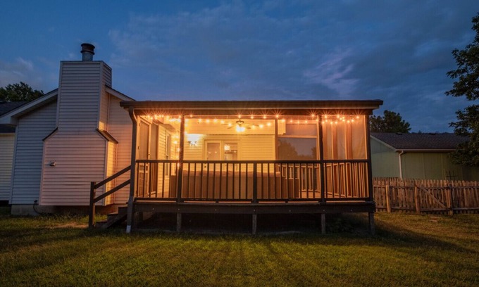 Olathe House | Spacious Home For Larger Groups/Teams
