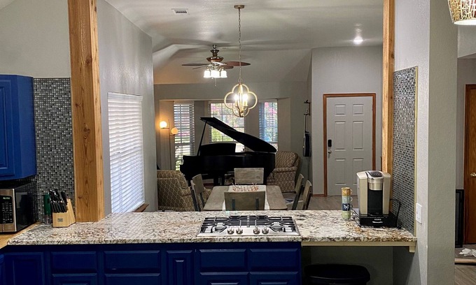 Edmond House | Spacious Home & Hot Tub Family Friendly Play and Relax, New Remodeled