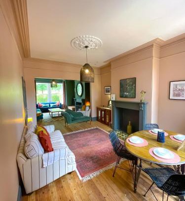 Chapeltown House | Spacious home in Leeds ideal for gatherings with free parking