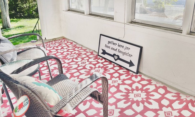 Seymour House | Spacious Home Including All Essentials & Free Parking. Cozy.