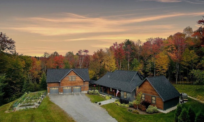 West Dover House | Spacious home minutes from Mt Snow and Stratton ~with game room, sauna & hot tub