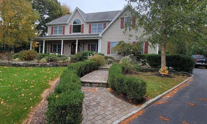 Riverhead House | Spacious home near Aquarium & heart of wine country Shopping & close to Hamptons