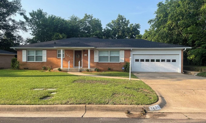 Tyler House | Spacious home near medical/college